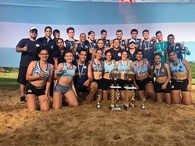 Los jugadores de Villarrica con los trofeos de los torneos