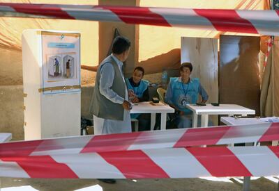 Un hombre afgano deposita su voto durante las elecciones presidenciales en Herat, Afganistán, 28 de septiembre de 2019.