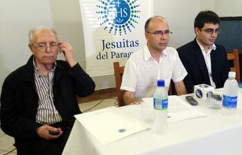 el-provincial-alberto-luna-c-dio-a-conocer-la-decision-de-los-jesuitas-lo-acompanaron-el-padre-jesus-montero-tirado-y-el-abogado-fabricio-modica--213939000000-1413359.jpg