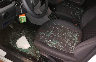 La enorme piedra quedó dentro del móvil periodístico tras el irracional ataque de los hinchas.