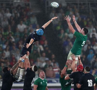 James Ryan, de Irlanda, alcanza la ovalada en un line out.