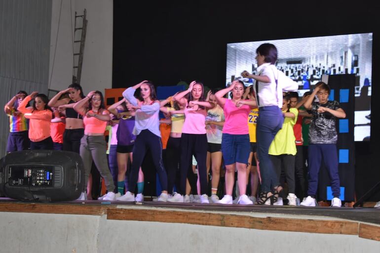 Coloridos desfiles y competencias en celebraciones por llegada de la primavera