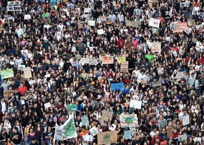 Estudiantes y activistas participan de la huelga mundial por el clima en Turín, Italia.
