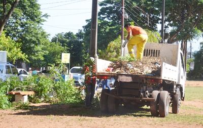 Funcionarios municipales de San Lorenzo retiran basura de una esquina del barrio Las Mercedes durante la minga.
