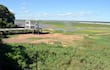 Un gran banco de arena divide el río Paraguay en la zona de San Antonio, donde las embarcaciones llegan con carga dividida a raíz de la bajante, que ha llegado ya a niveles críticos.