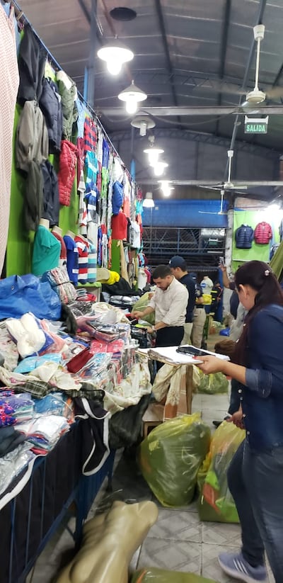 Allanan comercios en el Mercado 4 en busca de prendas falsificadas.