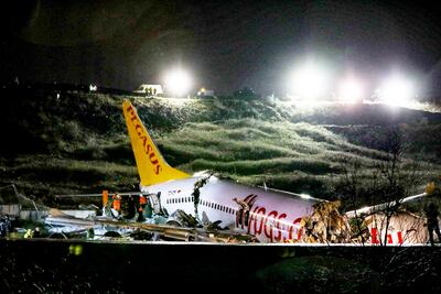 El avión comercial que volaba de la ciudad de Esmirna a Estambul se partió en tres. Milagrosamente la mayoría se salvó.