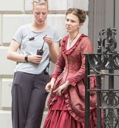 La actriz Millie Bobby Brown,en la grabación de una escena de "Enola Holmes".