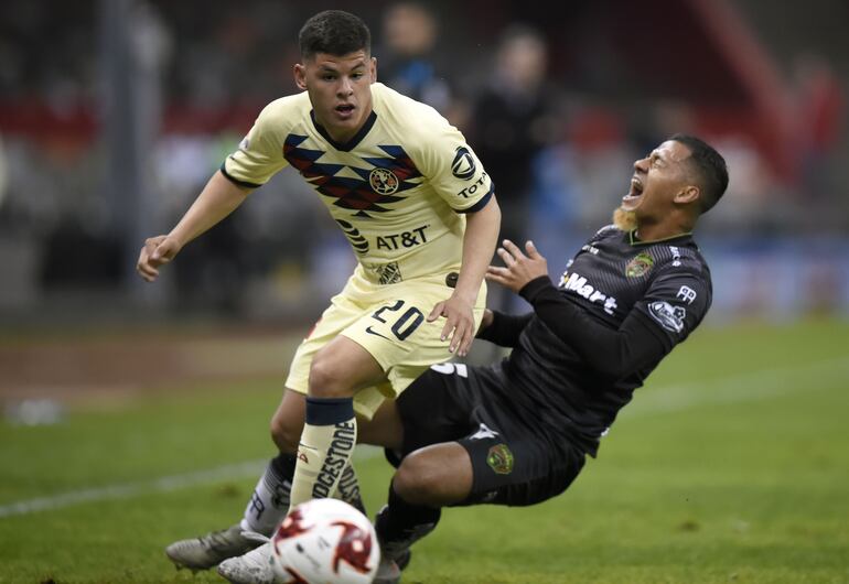Richard Sánchez lucha por el balón durante el juego.