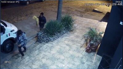 La Policía trata de identificar a dos sospechosos del hurto a los turistas europeos.