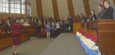 En una sala bicameral del Congreso con varias ausencias, particularmente de parte de integrantes de  la Cámara de Diputados, Carolina Llanes pudo jurar, luego de una hora de espera.