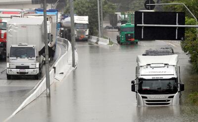 Avenidas de São Paulo totalmente anegadas por las aguas y la industria momentáneamente paralizada es lo que dejó la tormenta que azotó al estado más poblado y rico de Brasil.