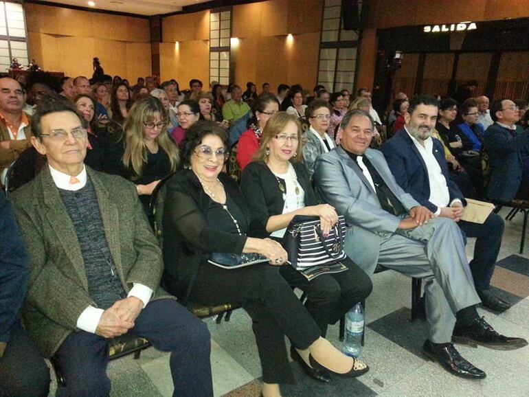 En primera fila Timoteo Barrios, Chinita Montiel, Nélida Verdún, el homenajeado Rito Pedersen y el anfitrión, Elsear Salemma.