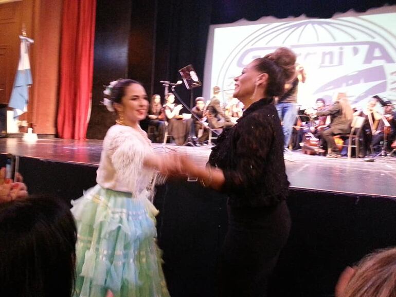 La actriz paraguaya residente en Buenos Aires, Loren Acuña dio riendas sueltas a sus ganas de bailar la música paraguaya.