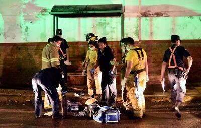 Los bomberos voluntarios intentaron por varios minutos reanimar a la víctima, pero sin éxito, mientras agentes policiales realizan los demás trabajos.