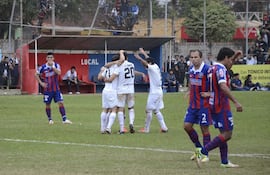 arnaldo-castorino-celebra-con-sus-companeros-uno-de-sus-goles-durante-la-victoria-de-olimpia-ante-cerro-de-franco-175758000000-565136.JPG