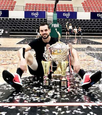 Bruno Zanotti Cavazzoni Barrail, con el trofeo de campeón del torneo Clausura 2019 con el Deportivo San José, mejor triplista y MVP de las finales disputadas contra Olimpia Kings.
