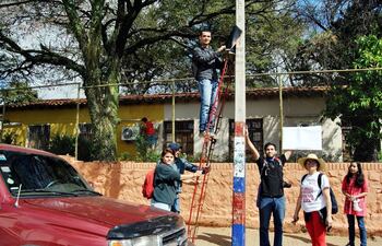 jovenes-de-san-lorenzo-limpiaron-de-propaganda-electoral-frente-al-colegio-saturio-rios--210441000000-1358102.jpg