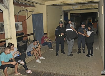 Barrabravas detenidos en la Agrupación Especializada en la madrugada de este sábado.