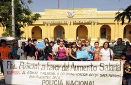 familiares-de-policias-exigen-que-hacienda-libere-pago-de-subsidios-195635000000-537196.jpg