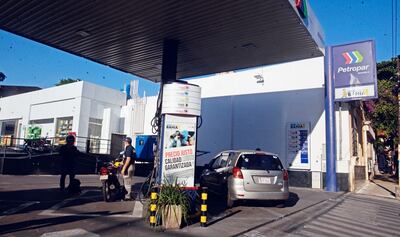 Los emblemas establecen los precios para las estaciones de servicios. Pese a que éstas hoy tienen poca demanda, no reducen los precios como estrategia de venta y en el sector tampoco prevén ampliar el “tancaje” de los productos.