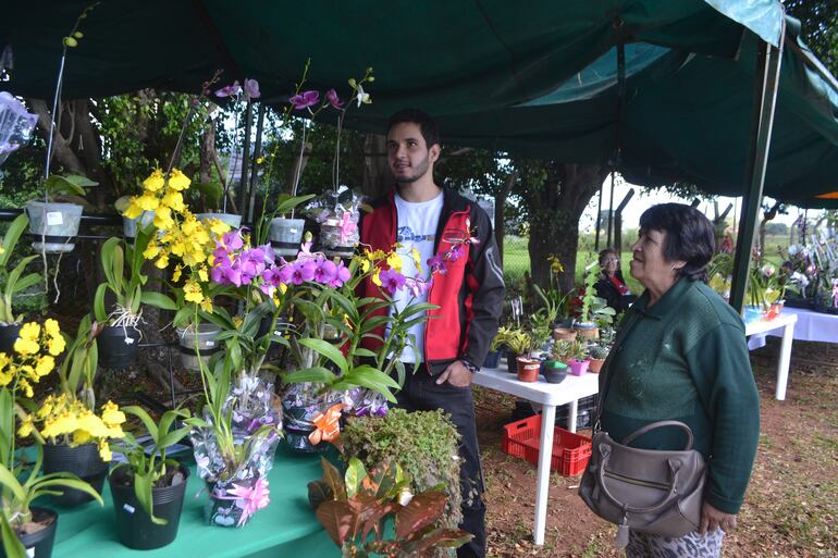 Expositores muestran sus flores al público.
