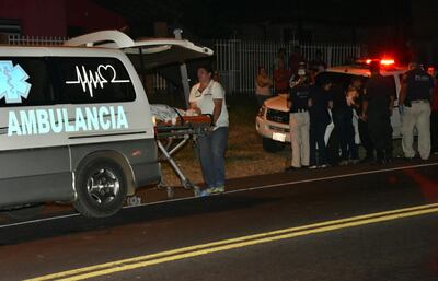 Un ambulancia trasladó los restos del fallecido. El vehículo que causó el accidente huyó.