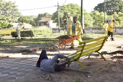 Un carpintero de la comuna arregla uno de los bancos de hierro y madera del mencionado espacio verde. La mayoría de los asientos estaban destruidos.