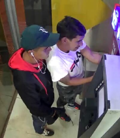 Dos jóvenes sospechosos de manipular el software de un cajero del BNF.