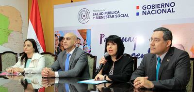 El ministro de Salud, Dr. Julio Mazzoleni, junto a otras autoridades de la cartera de Estado, durante el lanzamiento de la campaña “Por un futuro sin Cáncer de Cuello Uterino”.