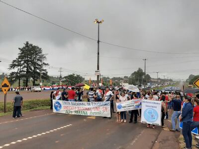 Docentes movilizándose este miércoles en Ciudad del Este.