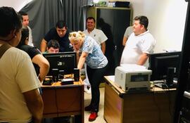 la-fiscala-de-san-estanislao-sandra-ledesma-verifica-los-documentos-de-una-computadora-durante-el-allanamiento-de-ayer-en-una-oficina-del-hospital-00431000000-1818369.jpg