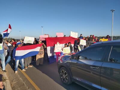 Bañadenses bloquean parcialmente la Costanera Norte.