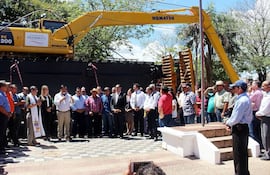 autoridades-de-eembucu-y-ejecutivos-de-la-empresa-automaq-aparecen-durante-el-acto-de-entrega-de-la-excavadora-komatsu--213408000000-1808397.jpg