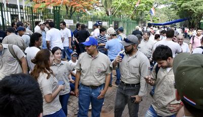 Algunos trabajadores de la ANDE bloquearon ayer (por algunas horas) la entrada principal de la sede central de la estatal. Alrededor de las 17:00 se anunció el levantamiento de la huelga.