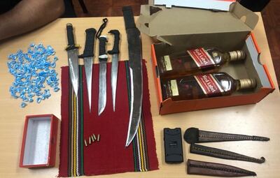 Los funcionarios penitenciarios encontraron cuatro puñales, un machetillo, una picana eléctrica, dos botellas de whisky y 117 “moñitos” de supuesta cocaína en el sector de las “privadas”.