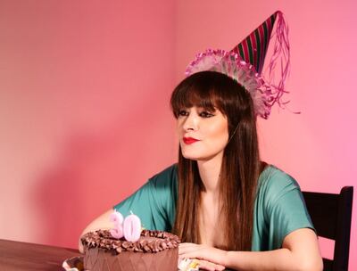 Antonella Zaldívar interpreta a Sara, una joven de 30 años que se embarca en diferentes citas ante la presión de su entorno.