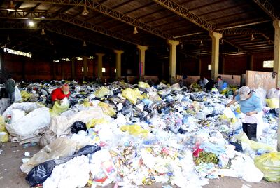 Señoras buscando material reciclable en la basura depositada en el vertedero de Encarnación. Miles de familias dependen de la actividad del reciclaje.