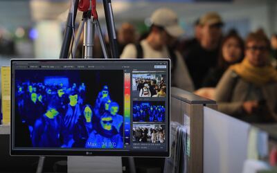 Un sensor térmico en corea monitorea la temperatura en el cuerpo de las personas que llegan al aeropuerto Incheon en Seúl, Corea.