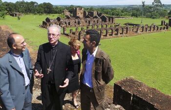 el-cardenal-claudio-hummes-en-las-ruinas-de-trinidad-flanqueado-por-el-padre-alberto-luna-y-el-guia-local--193434000000-627929.jpg