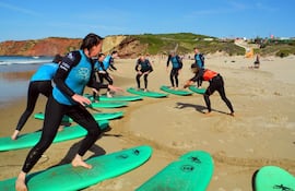 lo-primero-que-deben-aprender-los-surfistas-principiantes-es-a-mantenerse-sobre-la-tabla-en-tierra--111436000000-1653972.jpg