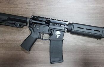 el-fusil-de-asalto-n4-calibre-5-56-que-fue-incautado-durante-la-operacion-efectuada-por-los-agentes--195347000000-1758557.jpg
