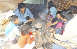 una-familia-indigena-se-calienta-alrededor-del-fuego-sobre-el-cual-tambien-se-cocinaba-un-puchero-los-menores-estan-muy-desabrigados-lejos-de-la-po-193412000000-593374.jpg