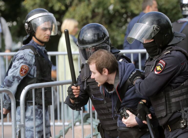 La Policía Andisturbios rusa detenie a un participante de las manifestaciones de opositores al gobierno de Vladimir Putin.