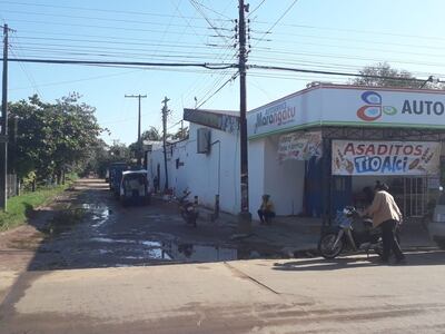 Agua servida y vereda ocupada