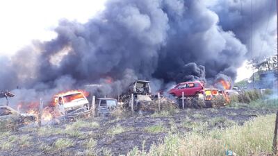Unos treinta vehículos en desuso se incendiaron en un desarmadero en CDE.