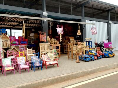 Muebleros reubicados por el   MOPC tras  ampliación de la Ruta PY02 están preocupados por escasa  venta en nueva galería.