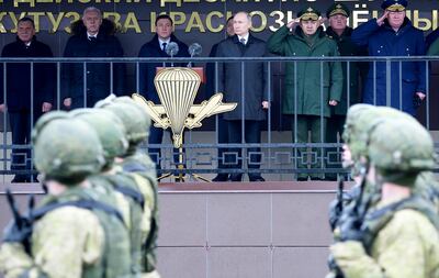 El presidente de Rusia, Vladímir Putin (4º de la derecha), durante una parada militar en una base rusa.