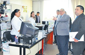 el-presidente-de-la-corte-suprema-dr-antonio-fretes-y-el-director-de-auditoria-de-gestion-judicial-mario-elizeche-en-un-recorrido-en-los-juzgado-234139000000-1427529.jpg