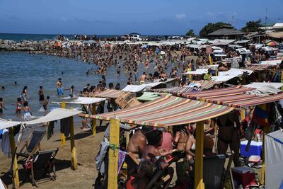 La gente disfruta de la playa de Bahía de los Niños en La Guaira, estado de Vargas, Venezuela, el 12 de enero de 2020. Con ron, reggaetón y "sin cambio" en el horizonte, los venezolanos van a la playa después de una semana de protestas y disputas en el Asamblea Nacional.
